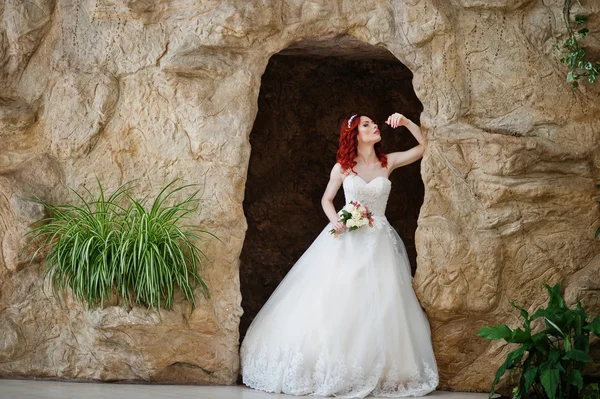 Charmante mariée aux cheveux roux modèle avec bouquet de mariage à portée de main pos — Photo