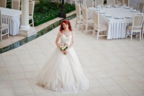 Charmante mariée aux cheveux roux avec bouquet de mariage posé à la main aga — Photo