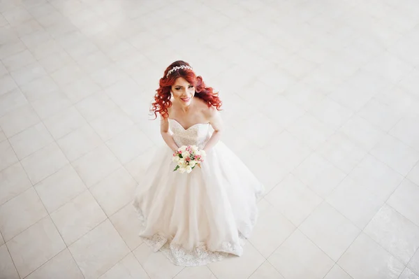 Vue de dessus de charmante mariée aux cheveux roux avec bouquet de mariage à ha — Photo