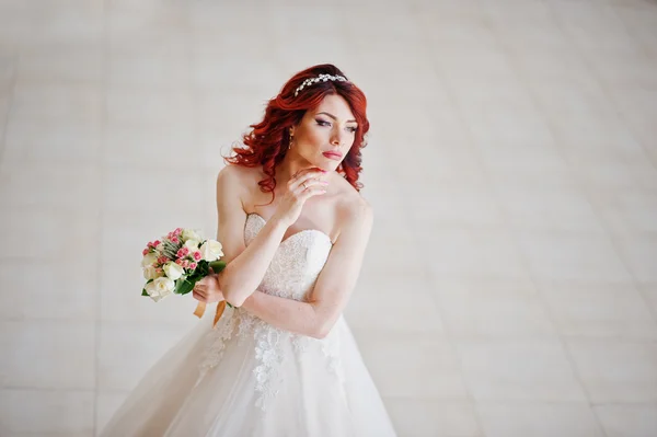 Vue de dessus de charmante mariée aux cheveux roux avec bouquet de mariage à ha — Photo