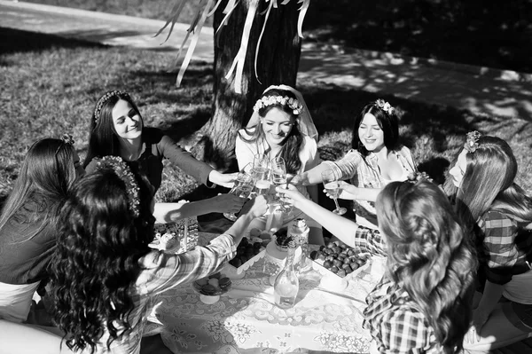 Девушки пьют шампанское на девичнике — стоковое фото