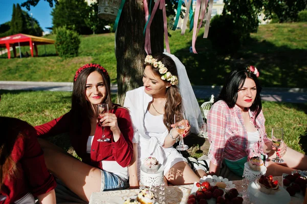 Girls drinking champagne at bachelorette party — Stock Photo, Image