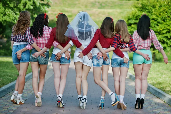 Πίσω όψη του επτά ευτυχισμένη και σέξι κορίτσια σε σύντομη σορτς κρατώντας — Φωτογραφία Αρχείου
