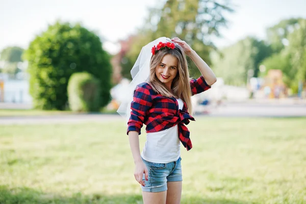 Retrato de estilo country girl em shorts jeans curtos e crossco — Fotografia de Stock