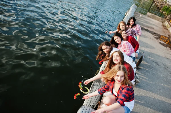 Grupo de meninas na despedida de solteira deixar as grinaldas no wate — Fotografia de Stock