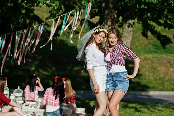 Twee sexy meisjes in korte broek verbonden risico's en plezier op bachelore — Stockfoto