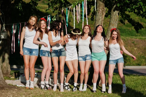 Kısa şort ve beyaz gömlek poz yedi mutlu ve seksi kızlar — Stok fotoğraf