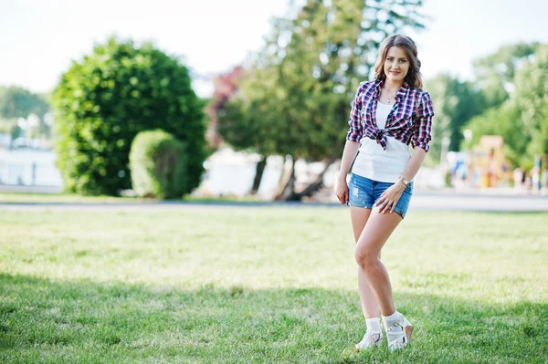 Porträt eines stilvollen Landmädchens auf kurzen Jeans-Shorts und Crossco — Stockfoto