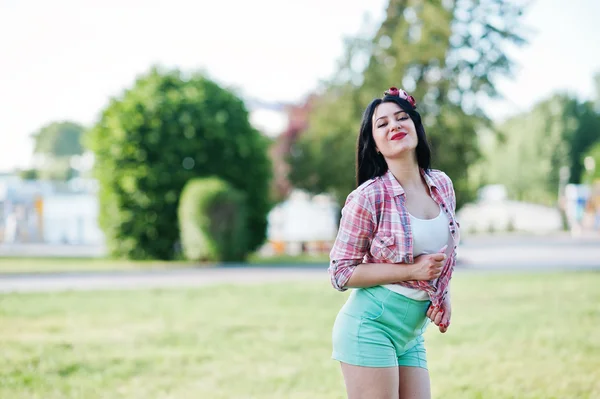 Retrato de estilo country girl em shorts verdes curtos e crossco — Fotografia de Stock