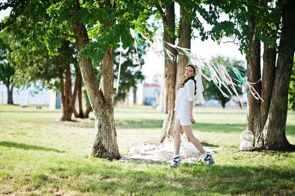 Niezamężna dziewczyna z welonem na postawiła tło piknik tabeli — Zdjęcie stockowe