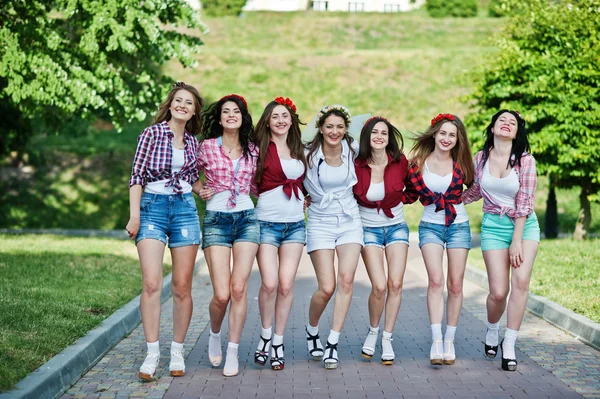 Семь счастливых и сексуальных девушек в коротких шортах позируют и веселятся — стоковое фото