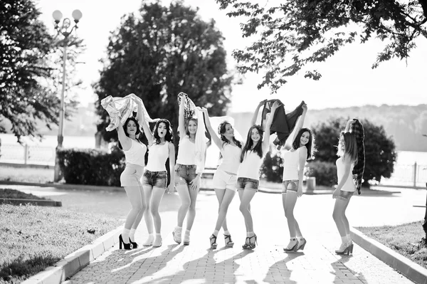 Sieben glückliche und sexy Mädchen in kurzen Shorts werfen Hemden und h — Stockfoto