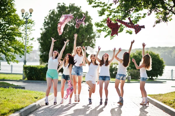 Επτά ευτυχισμένη και σέξι κορίτσια σε σύντομη σορτς ρίχνουν επάνω σε πουκάμισα και h — Φωτογραφία Αρχείου