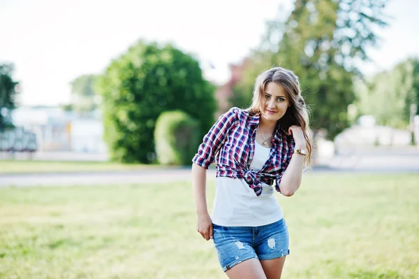 Portret van stijl land meisje op korte jeans-shorts en crossco — Stockfoto