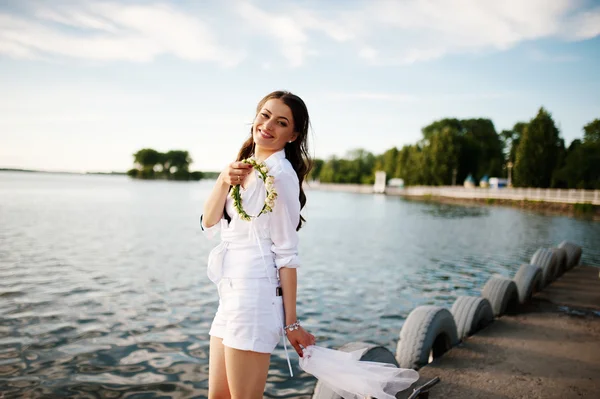 Ragazza alla festa di addio al nubilato con corona e velo sfondo lago — Foto Stock