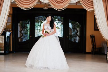 B ile giysi günaha modeli esmer gelin heyecan verici düğünde