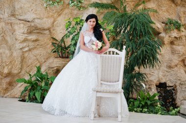 Günaha modeli esmer geline heyecan verici düğün elbise poz 