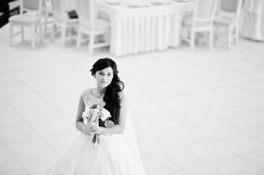 W ile giysi günaha modeli esmer gelin heyecan verici düğünde