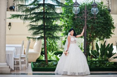 Günaha modeli esmer geline heyecan verici düğün elbise poz 