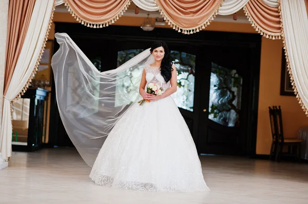 Pokušení model bruneta nevěsta na vzrušující svatební šaty a lo — Stock fotografie