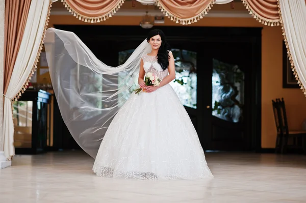 Verleiding model brunette bruid op spannende trouwjurk en lo — Stockfoto