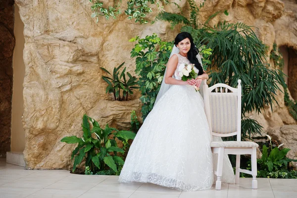 Πειρασμός μοντέλο μελαχρινή νύφη στο συναρπαστικό γάμο φόρεμα που θέτει — Φωτογραφία Αρχείου