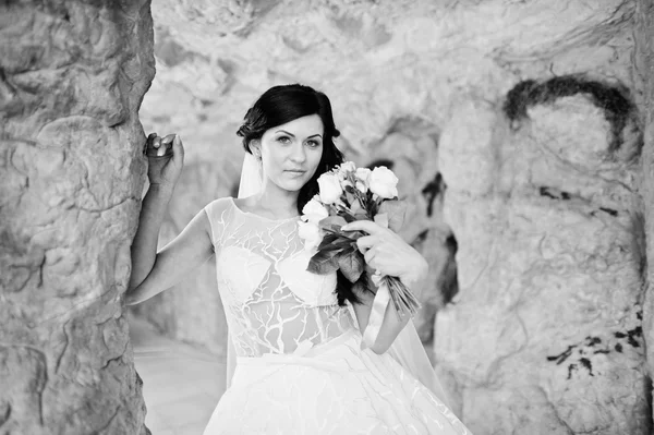 Versuchung Modell brünette Braut bei aufregendem Brautkleid posiert — Stockfoto