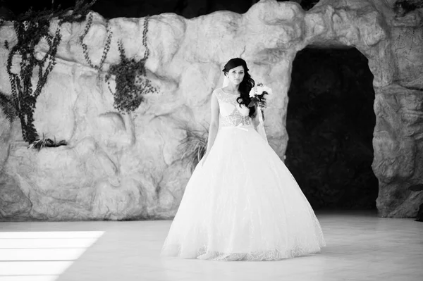 Спокуса модель брюнетка наречена на захоплюючій весільній сукні — стокове фото