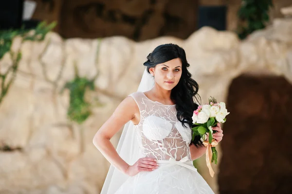 Versuchung Modell brünette Braut bei aufregenden Hochzeitskleid — Stockfoto