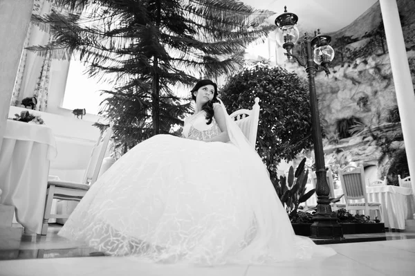 Pokušení model bruneta nevěsta na vzrušující svatební šaty sedí — Stock fotografie