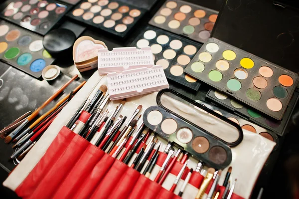 Conjunto de pincel de maquiagem profissional e sombras coloridas palett — Fotografia de Stock