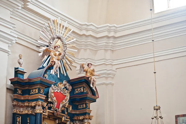 Mata di segitiga dan sosok malaikat di iconostasis pada gereja — Stok Foto