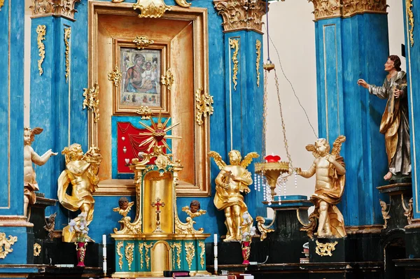 Χρυσό άγαλμα της αγγέλους και την εικόνα της Παναγίας στο τέμπλο του — Φωτογραφία Αρχείου