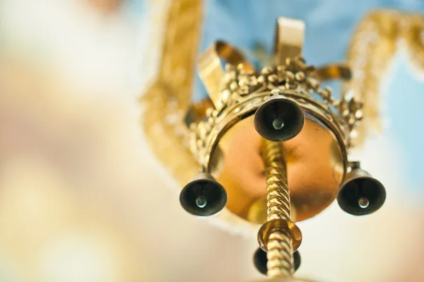 Pequeñas campanas en gonfalon con corona dorada en la iglesia — Foto de Stock