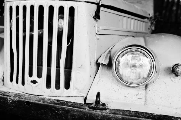 Retro autó fényszóró és hűtőrács. Fekete-fehér fénykép — Stock Fotó