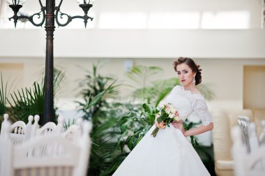 Güzel geline düğün salonu arka plan fener portresi