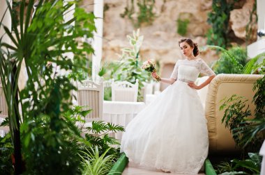 Güzel gelin düğün salonu tesisi arka planda portresi