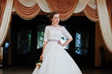 Düğün salonu arka plan perdeler, güzel gelin portresi