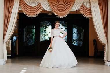 Düğün salonu arka plan perdeler, güzel gelin portresi