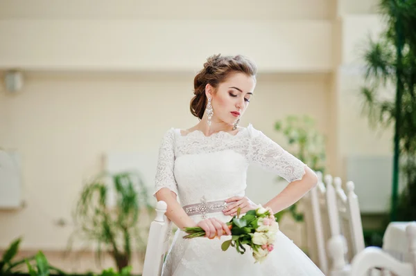 Retrato de la novia hermosa en la sala de bodas cerca de sillas y tabl —  Fotos de Stock