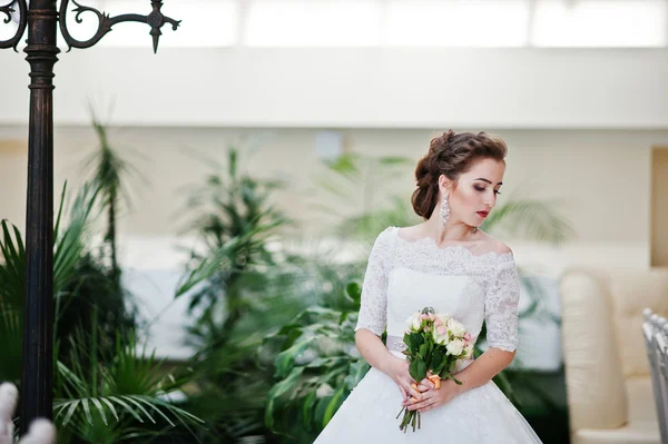 Porträtt av vackra brud på bröllop hall bakgrund lykta — Stockfoto