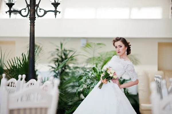 Güzel geline düğün salonu arka plan fener portresi