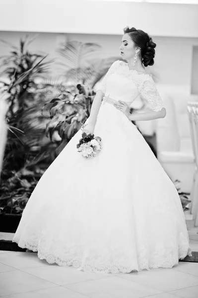 Retrato de novia hermosa en la planta de la sala de bodas en el fondo — Foto de Stock