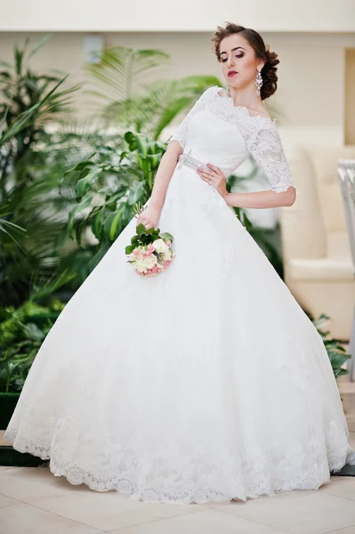 Retrato de novia hermosa en la planta de la sala de bodas en el fondo — Foto de Stock