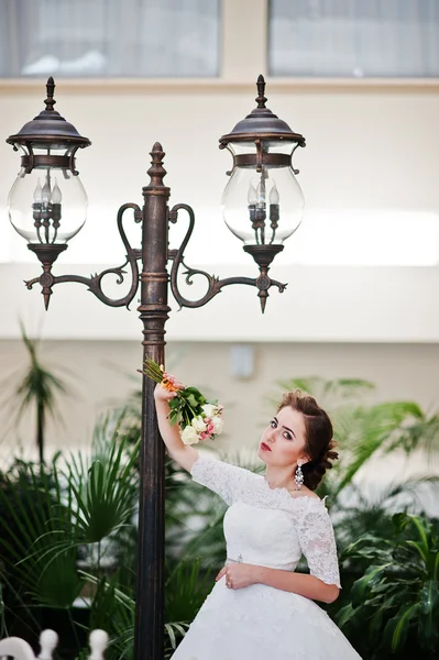 Retrato de noiva bonita no salão de casamento lanterna de fundo — Fotografia de Stock