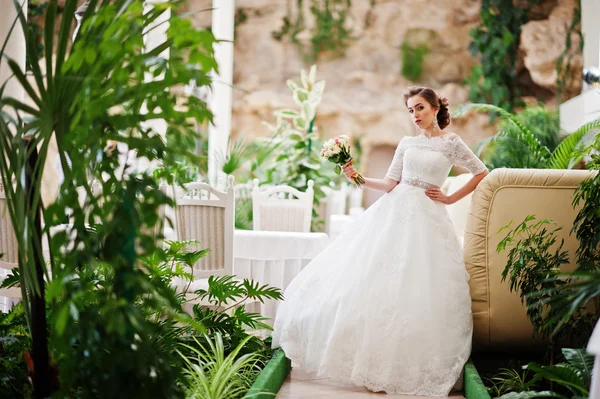 Gyönyörű menyasszony esküvő hall üzemben háttérben portréja — Stock Fotó