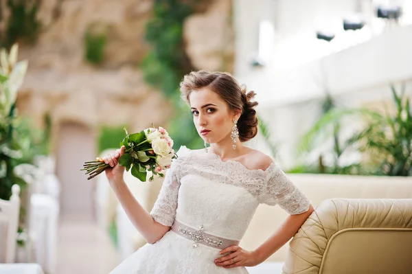 Güzel gelin düğün salonu tesisi arka planda portresi