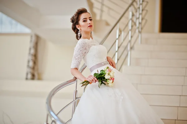 Retrato de novia hermosa en la sala de bodas fondo cromo ha — Foto de Stock