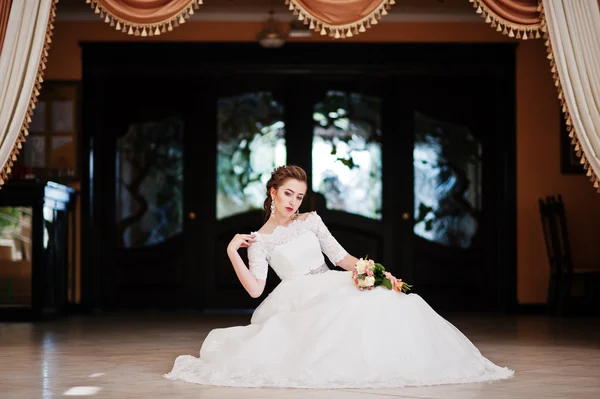 Retrato de novia hermosa en cortinas de fondo de la sala de bodas —  Fotos de Stock