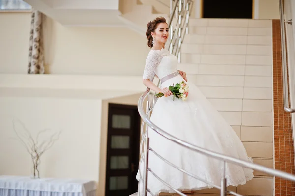 Retrato de novia hermosa en la sala de bodas fondo cromo ha —  Fotos de Stock
